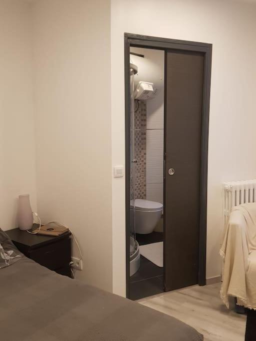 Sunny Close To Metro Apartment Paris
